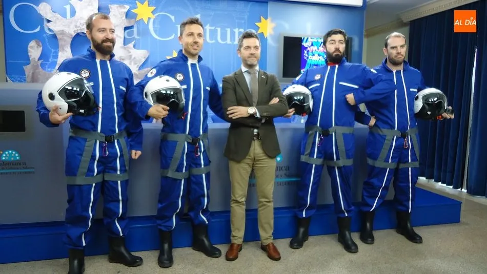 Los integrantes de Spasmo Teatro, junto al concejal de Cultura, Julio López