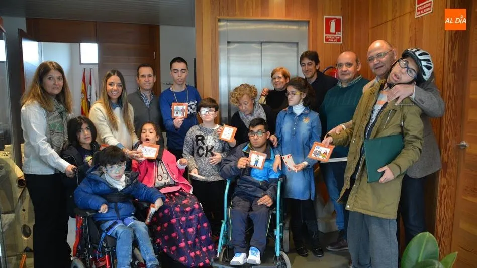 Grupo de ASPACE colocando los pictogramas en Villamayor/ Foto: Lydia González