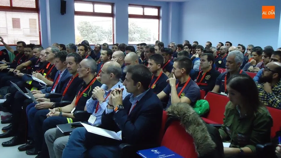 Foto 2 - Los bomberos debaten en Salamanca sobre los nuevos desaf&iacute;os en la extinci&oacute;n de incendios