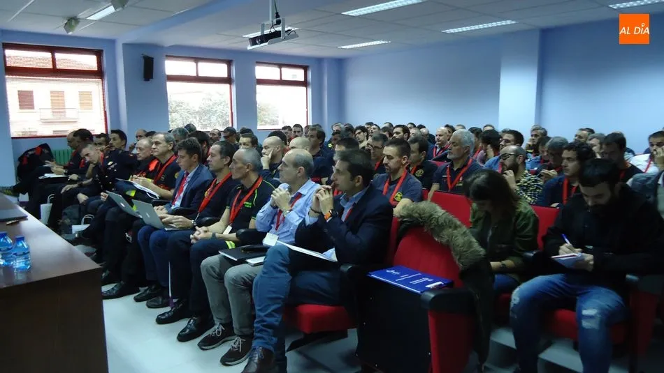 Foto 4 - Los bomberos debaten en Salamanca sobre los nuevos desaf&iacute;os en la extinci&oacute;n de incendios