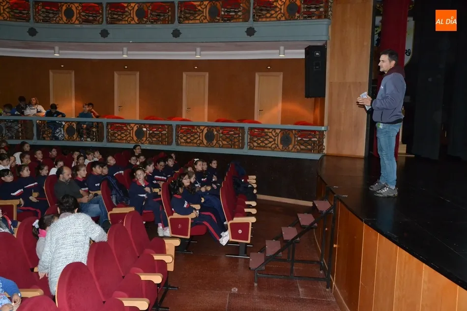 Foto 2 - M&aacute;s de 300 alumnos de Primaria estrenan las sesiones para escolares del FICEE 2018  