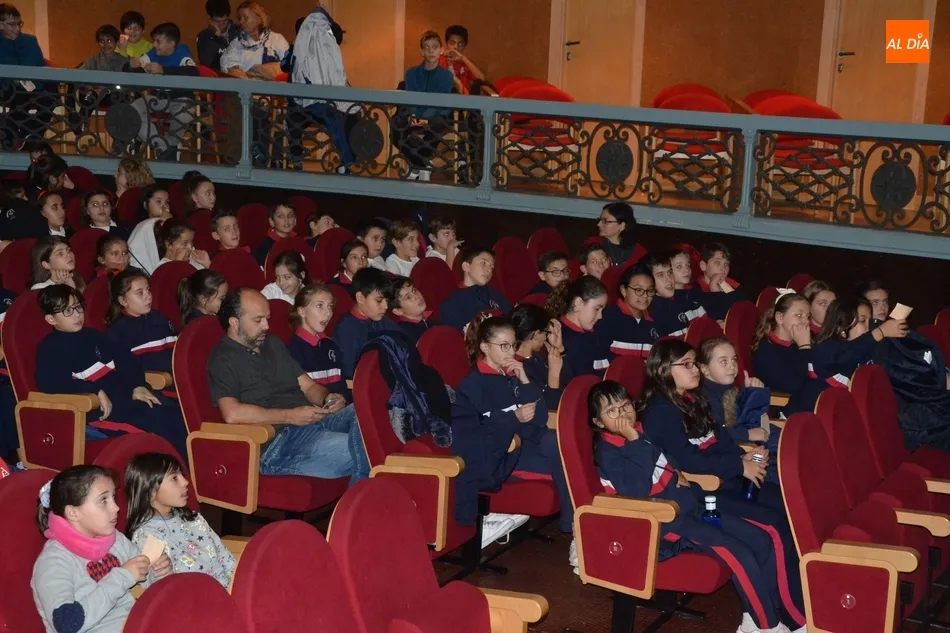Foto 3 - M&aacute;s de 300 alumnos de Primaria estrenan las sesiones para escolares del FICEE 2018  