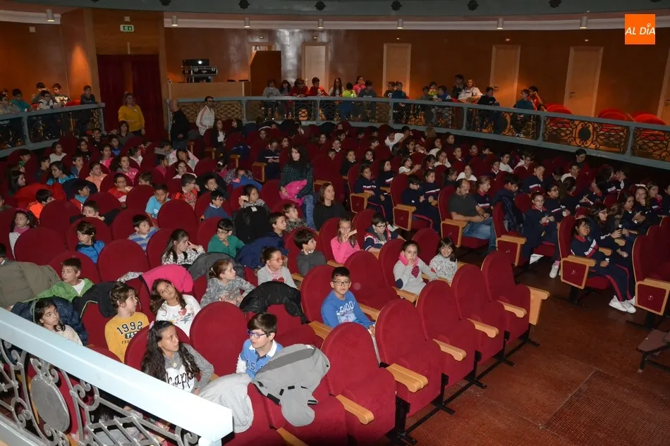 Foto 4 - M&aacute;s de 300 alumnos de Primaria estrenan las sesiones para escolares del FICEE 2018  