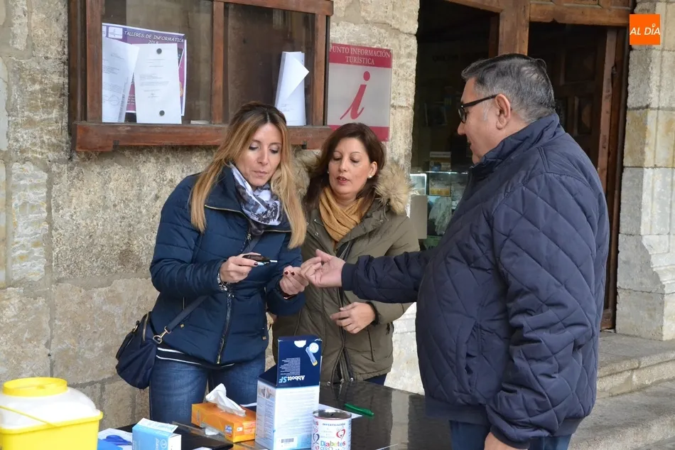Foto 3 - La Asociaci&oacute;n Mirobrigense de Diabetes empieza su ronda de glucemias callejeras  