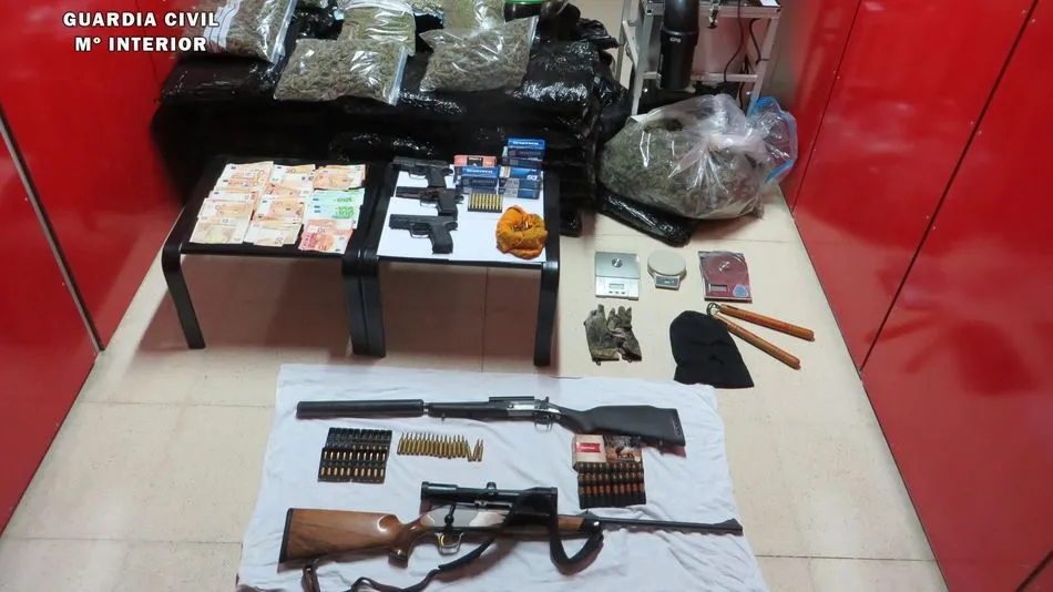 Los detenidos han sido puestos a disposición del Juzgado de Instrucción, manteniéndose abierta la investigación por la posible participación de otros autores