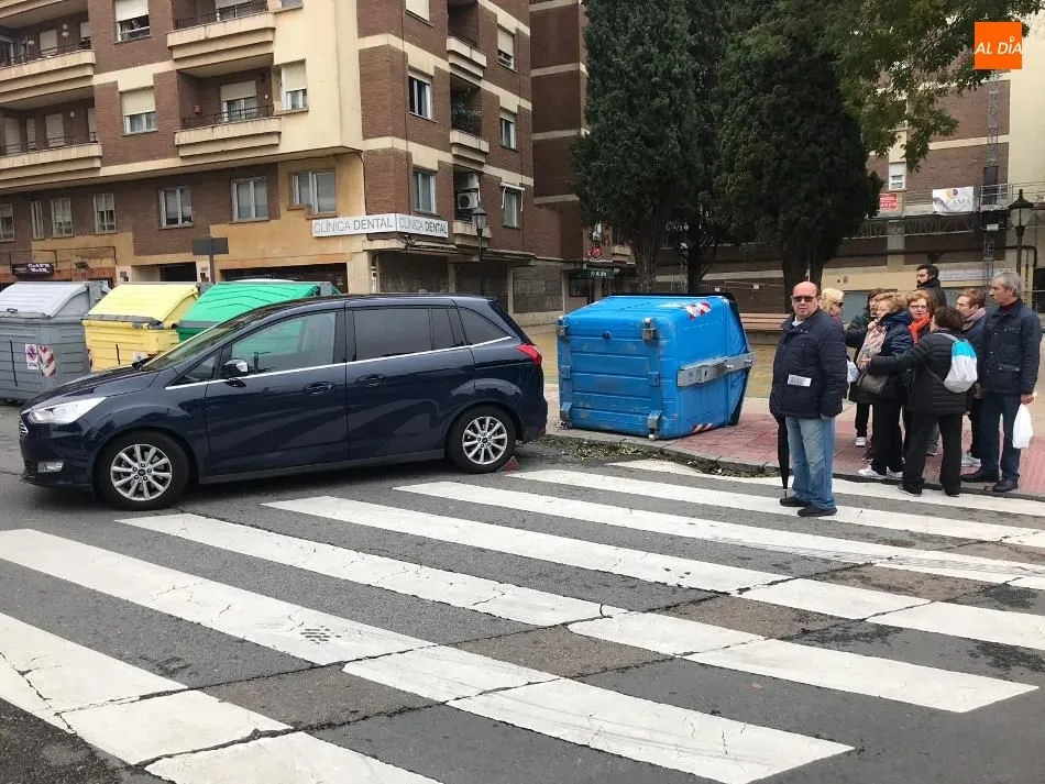 Foto 4 - Un turismo se estrella con un contenedor y lo derriba en la calle Los Hidalgos