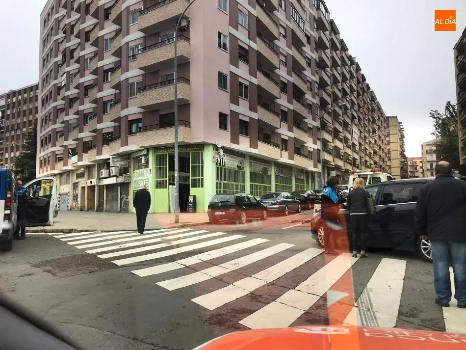 Foto 3 - Un turismo se estrella con un contenedor y lo derriba en la calle Los Hidalgos
