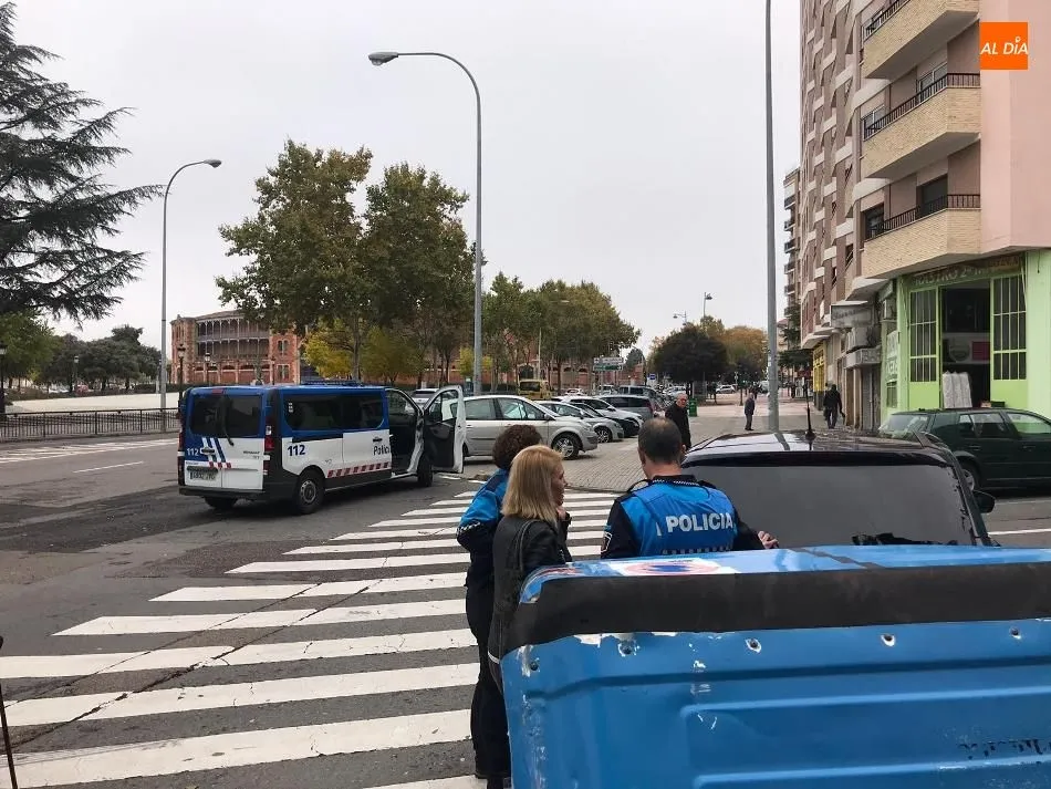 Foto 2 - Un turismo se estrella con un contenedor y lo derriba en la calle Los Hidalgos