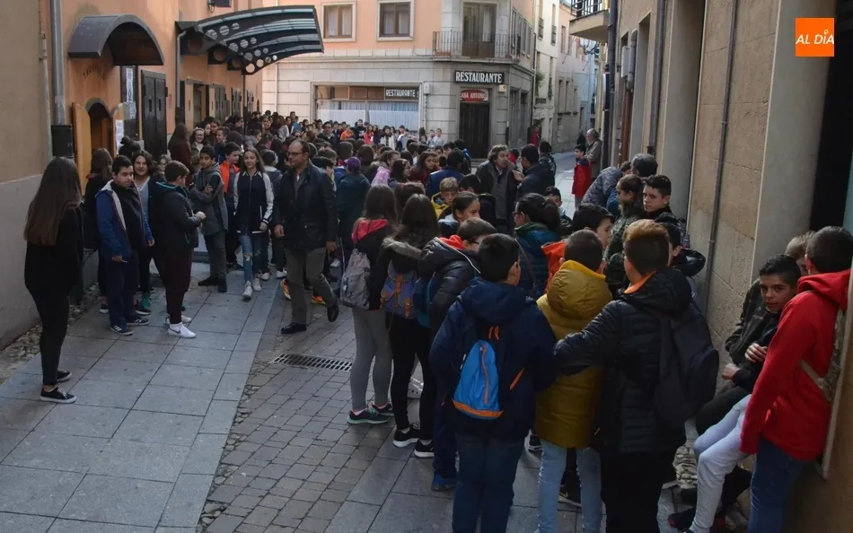 Foto 2 - Alumnos de Lumbrales se suman a los mirobrigenses en las sesiones del FICEE  