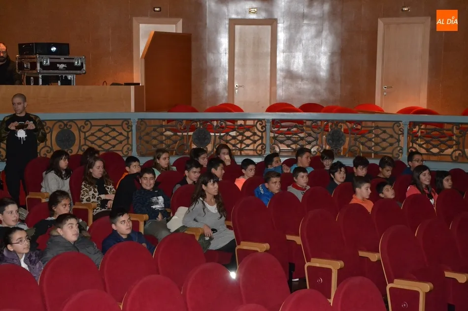 Foto 4 - Alumnos de Lumbrales se suman a los mirobrigenses en las sesiones del FICEE  