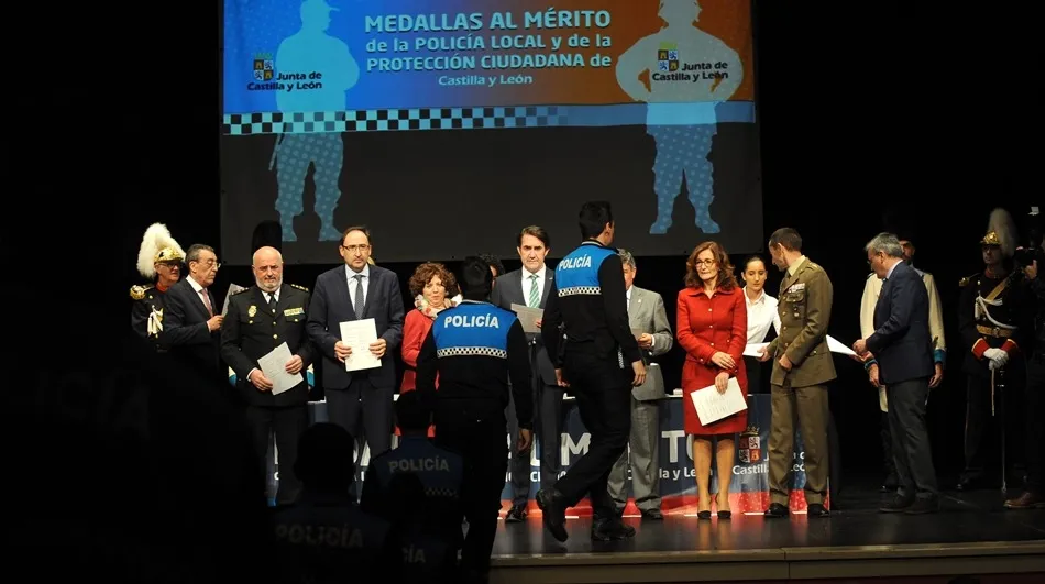 Foto 4 - La Junta entrega en B&eacute;jar las Medallas al M&eacute;rito de Protecci&oacute;n Ciudadana