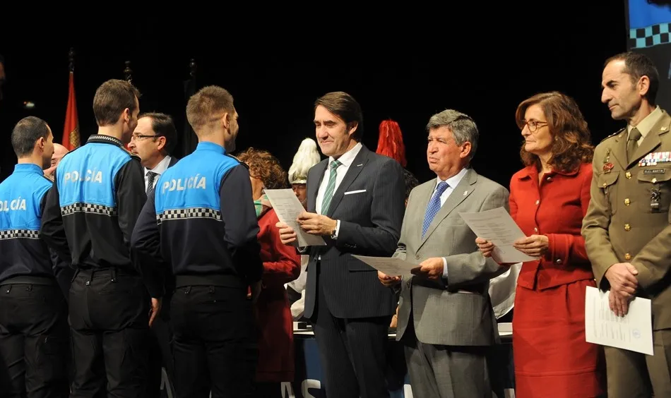 Foto 3 - La Junta entrega en B&eacute;jar las Medallas al M&eacute;rito de Protecci&oacute;n Ciudadana