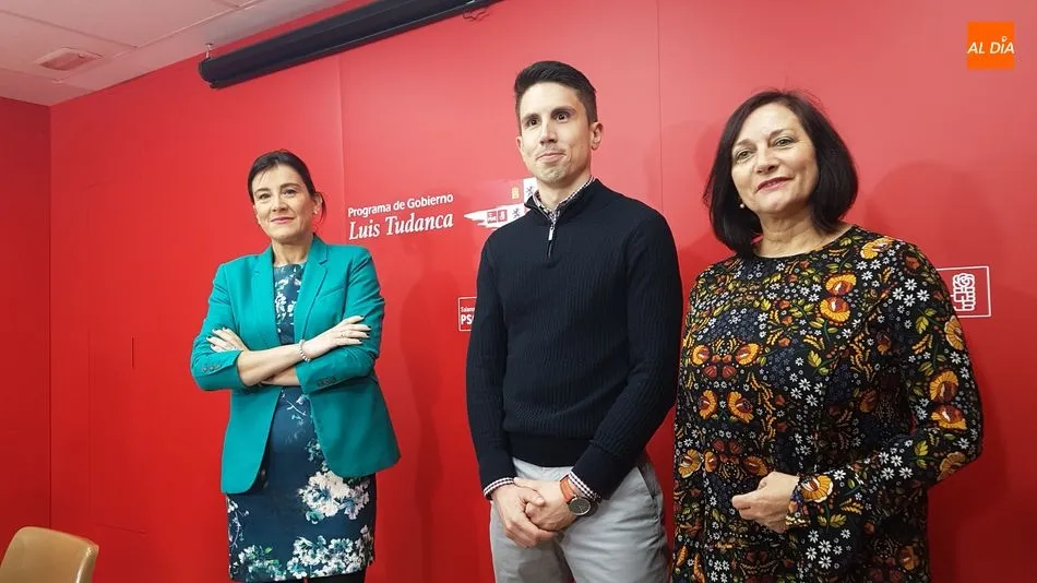 Ana Sánchez (izd.),en la reunión del comité electoral del PSOE salmantino