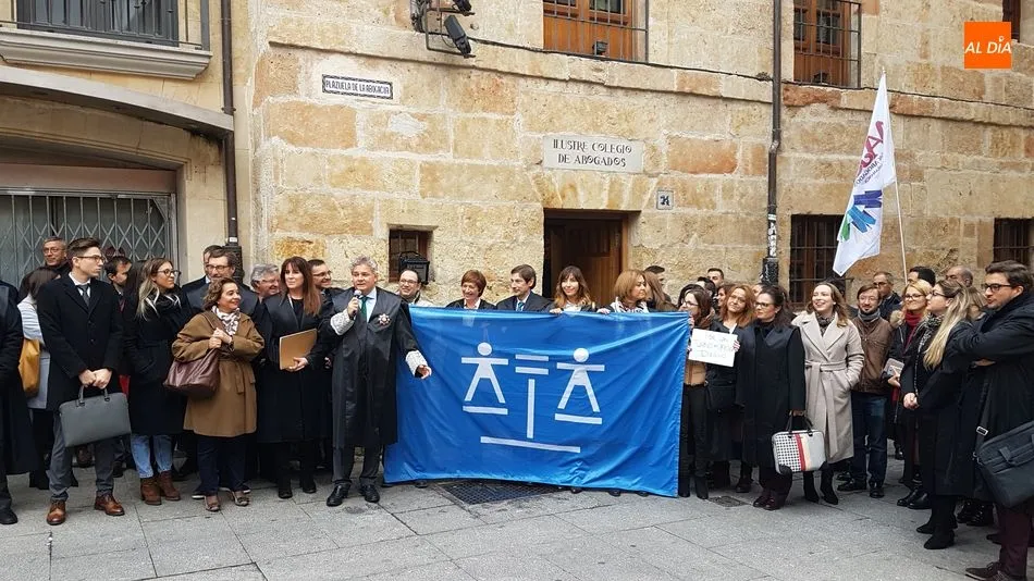 Foto 5 - Los abogados salen a la calle para exigir a Justicia un turno de oficio &ldquo;digno con retribuciones...