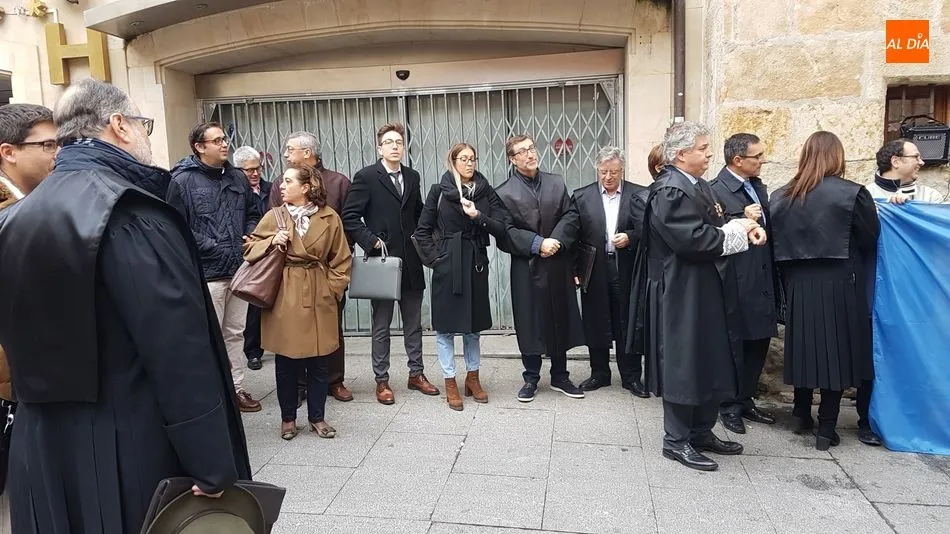 Foto 3 - Los abogados salen a la calle para exigir a Justicia un turno de oficio &ldquo;digno con retribuciones...