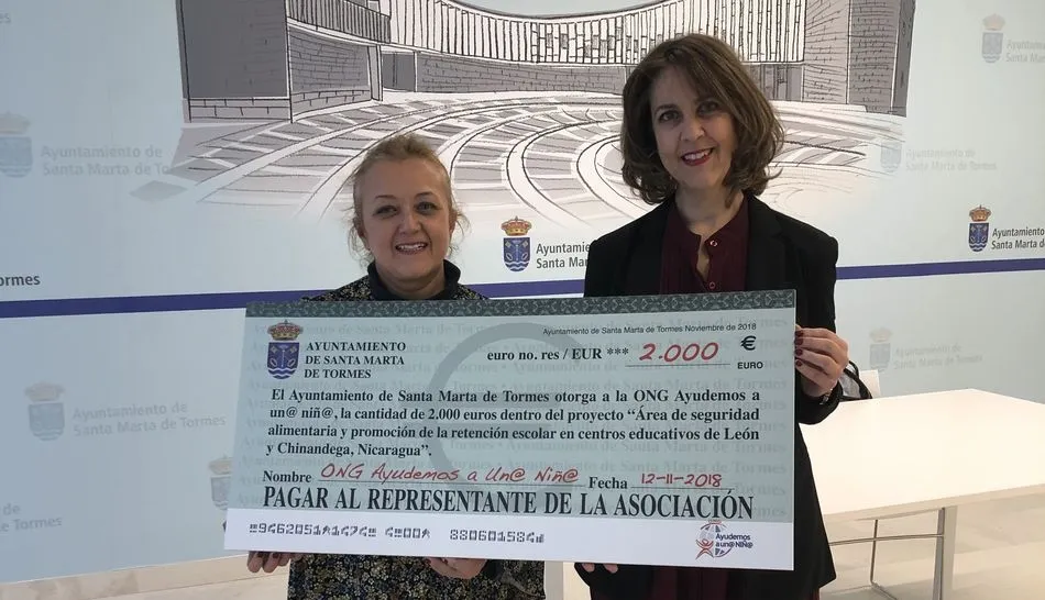 La concejala Andrea García (derecha) y la delegada de la ONG, Olga Palacios