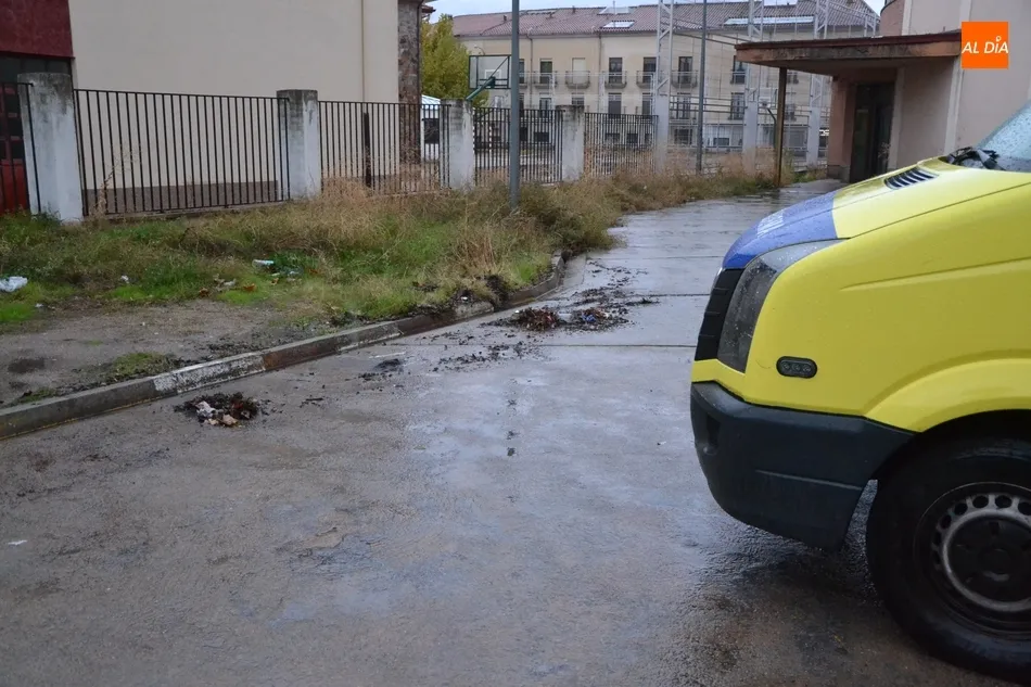 A la izquierda se puede ver la suciedad retirada por los trabajadores de la base del 112