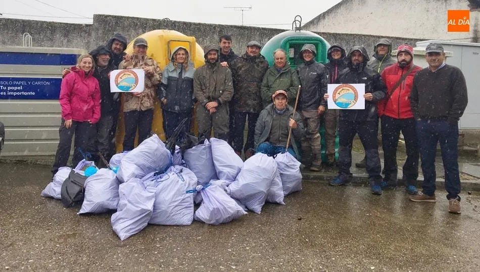 Participantes en la acción de retirada de basura de las orillas del Tormes / JOSÉ IGNACIO HERNÁNDEZ