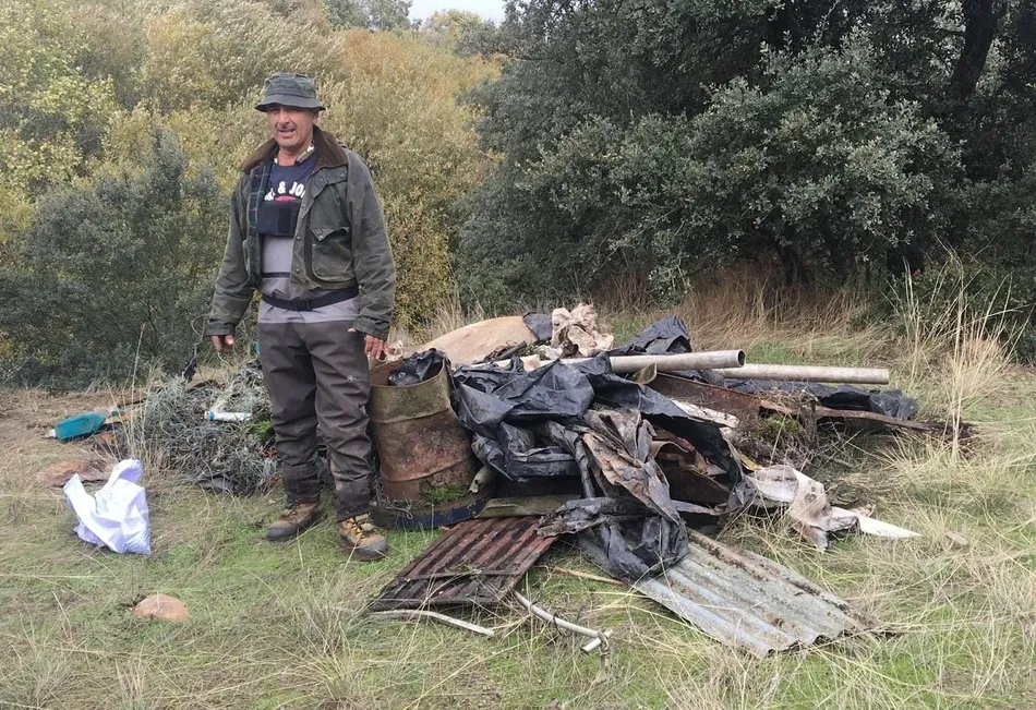 Foto 4 - El Club Helm&aacute;ntica de Pesca a Mosca limpia la ribera del Tormes  