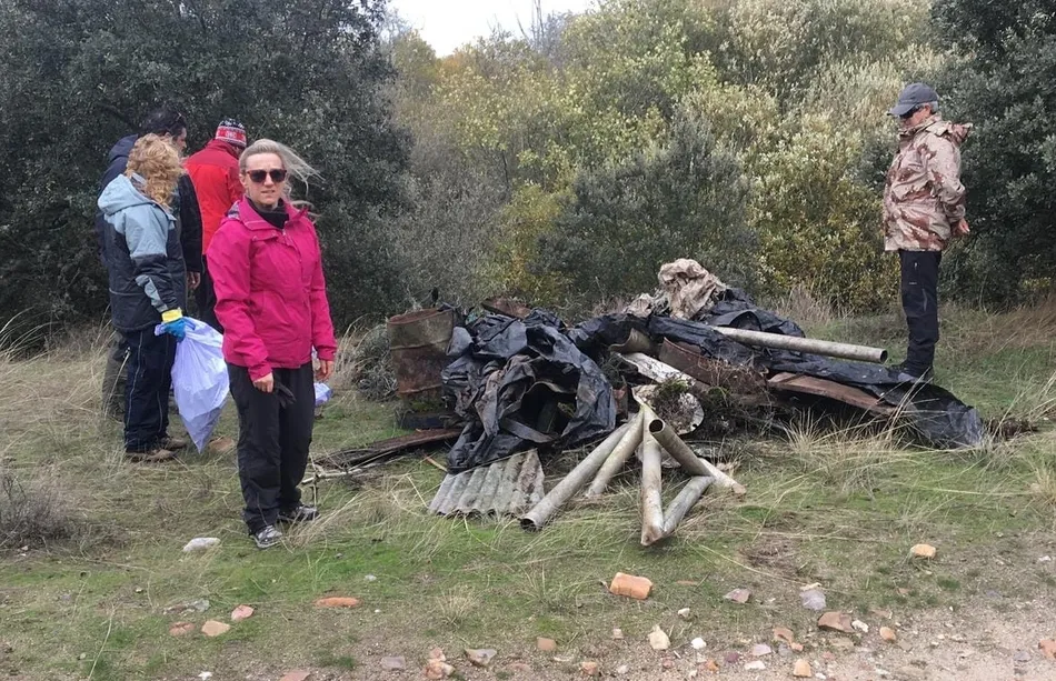 Foto 2 - El Club Helm&aacute;ntica de Pesca a Mosca limpia la ribera del Tormes  