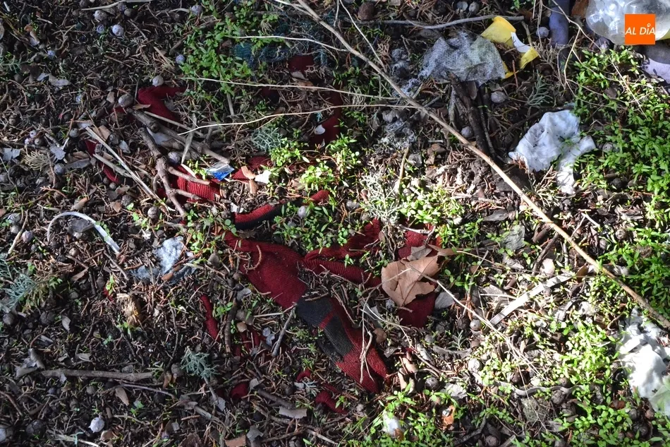 En la imagen se aprecia como está semienterrado lo que parece un jersey