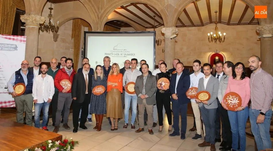 Representantes de la Diputación y de los Grupos de Acción Local posan con los premiados. Foto: Alberto Martín