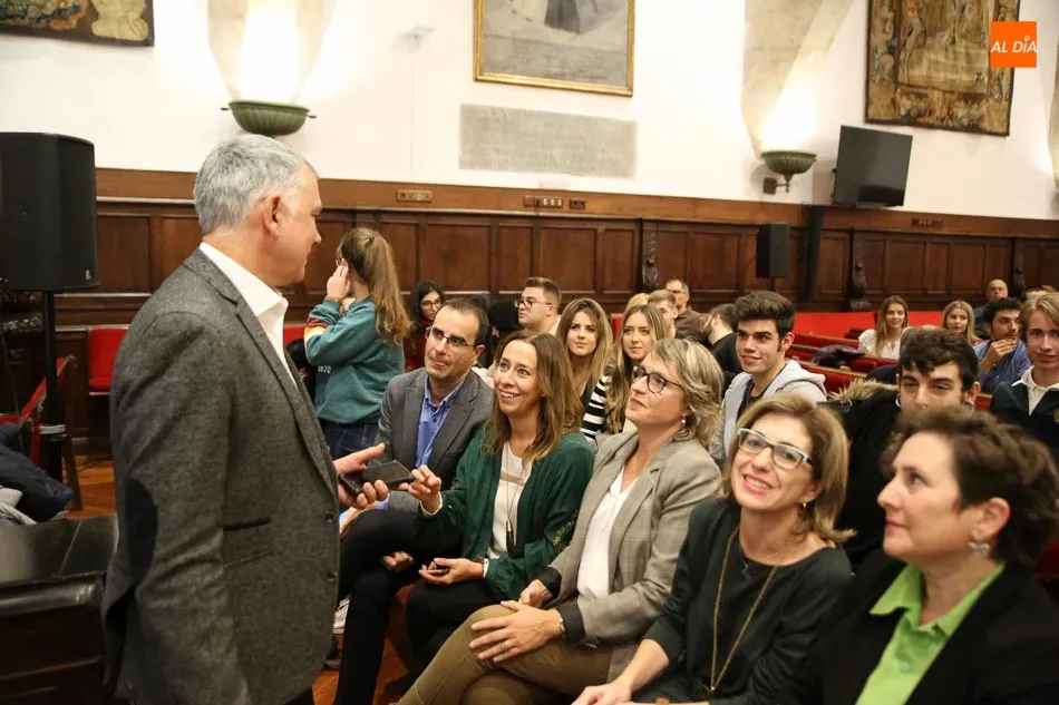 Foto 11 - Juan Ram&oacute;n Lucas emite &lsquo;La Br&uacute;jula&rsquo; en el Paraninfo  