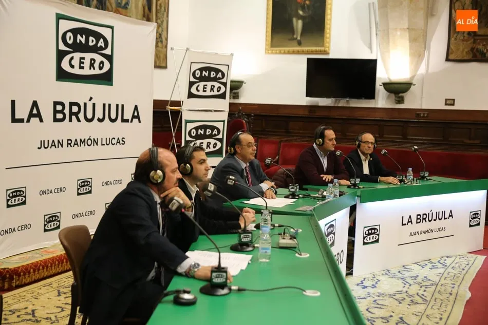 Foto 8 - Juan Ram&oacute;n Lucas emite &lsquo;La Br&uacute;jula&rsquo; en el Paraninfo  