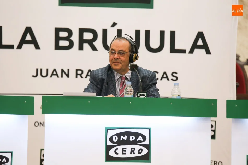 Foto 5 - Juan Ram&oacute;n Lucas emite &lsquo;La Br&uacute;jula&rsquo; en el Paraninfo  