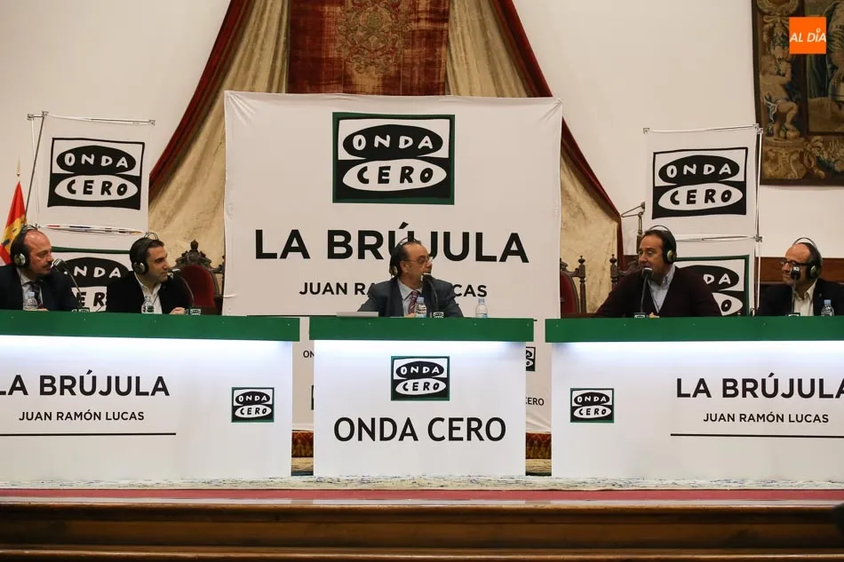Foto 4 - Juan Ram&oacute;n Lucas emite &lsquo;La Br&uacute;jula&rsquo; en el Paraninfo  