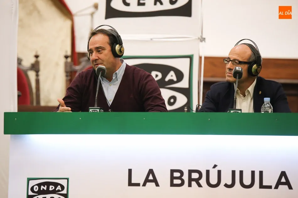 Foto 3 - Juan Ram&oacute;n Lucas emite &lsquo;La Br&uacute;jula&rsquo; en el Paraninfo  