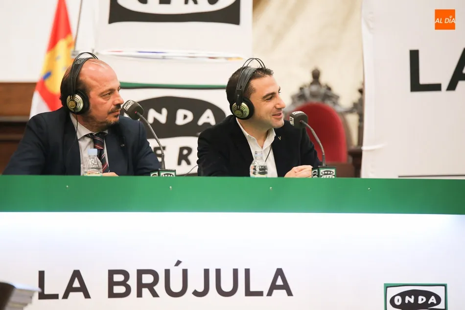 Foto 2 - Juan Ram&oacute;n Lucas emite &lsquo;La Br&uacute;jula&rsquo; en el Paraninfo  