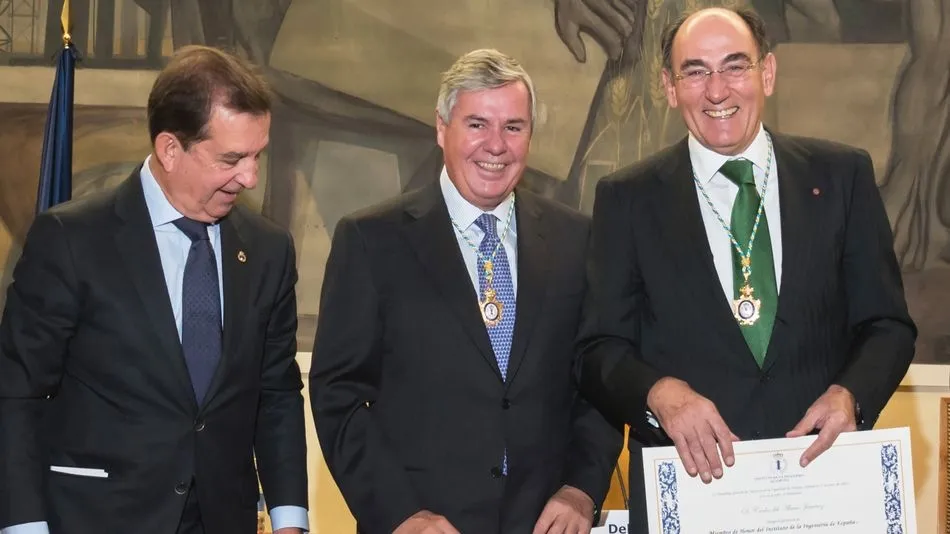 Ignacio Galán (Derecha) con su diploma y medalla.