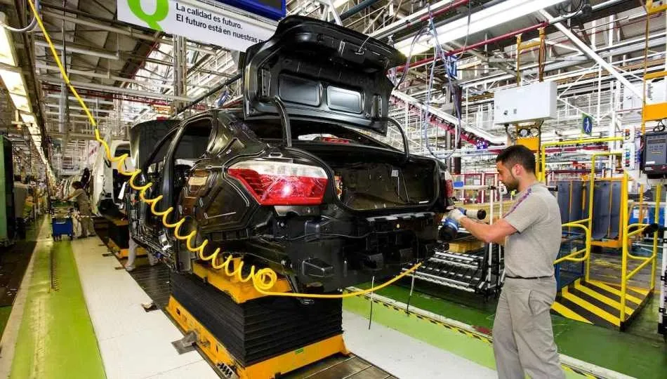 Las restricciones a la fabricación de vehículos diésel y gasolina entran en el debate político