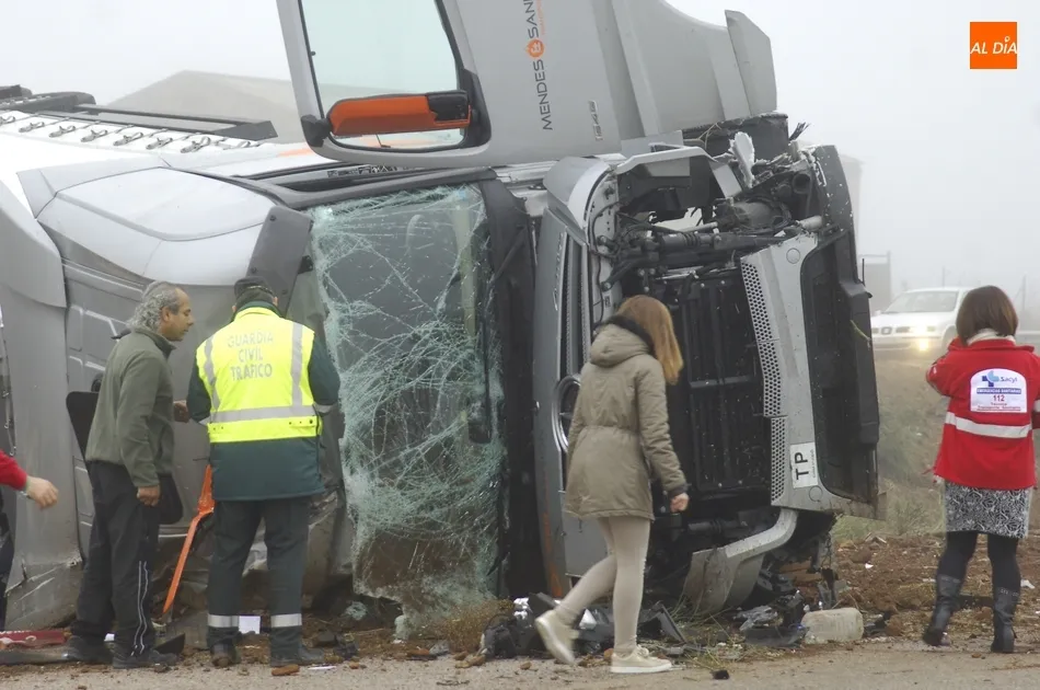 A la izquierda de la imagen aparece el camionero hablando con un agente de la Guardia Civil | Fotos Adrián Martín