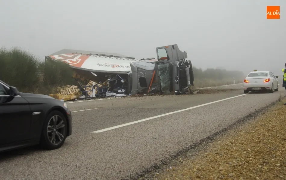Foto 8 - Un camionero resulta milagrosamente ileso tras reventarle una rueda, saltar la mediana y volcar  