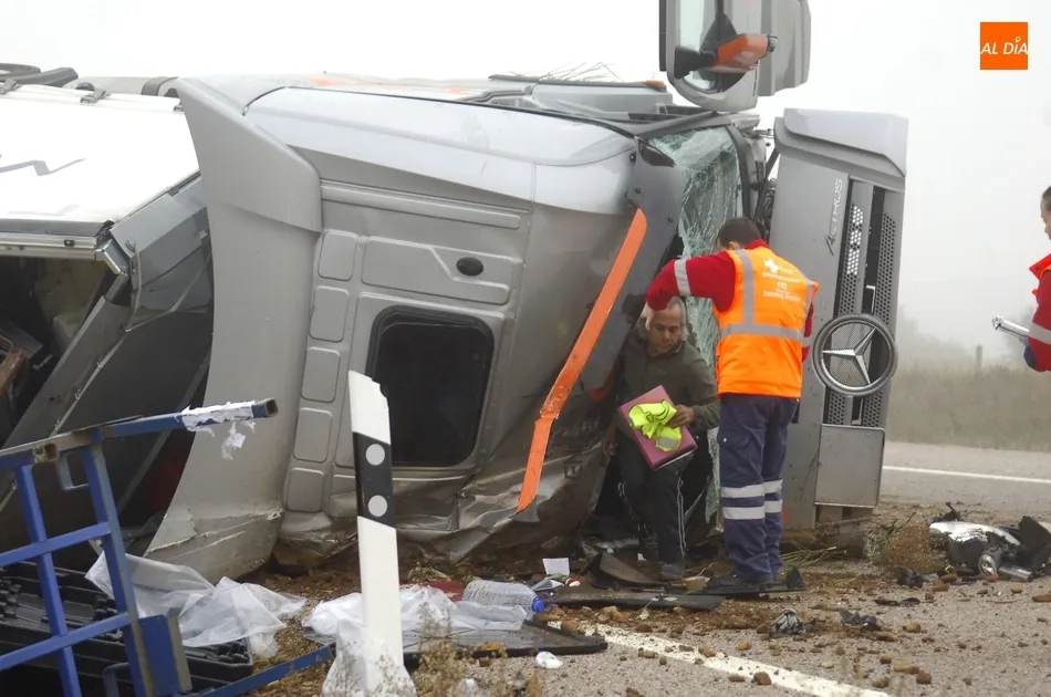 Foto 7 - Un camionero resulta milagrosamente ileso tras reventarle una rueda, saltar la mediana y volcar  