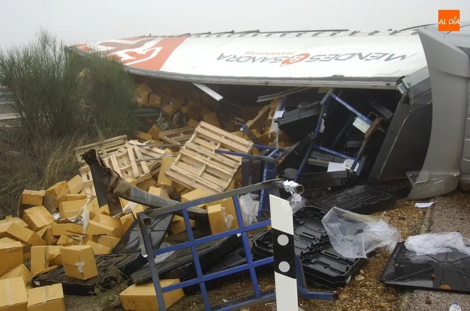 Foto 6 - Un camionero resulta milagrosamente ileso tras reventarle una rueda, saltar la mediana y volcar  