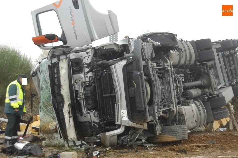Foto 5 - Un camionero resulta milagrosamente ileso tras reventarle una rueda, saltar la mediana y volcar  