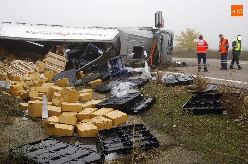 Foto 4 - Un camionero resulta milagrosamente ileso tras reventarle una rueda, saltar la mediana y volcar  