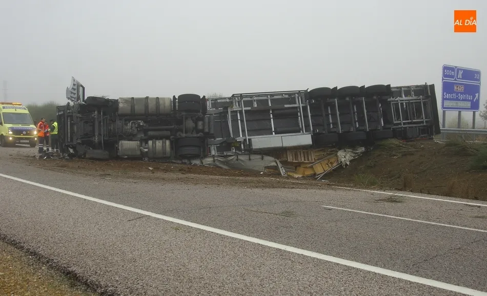 Foto 9 - Un camionero resulta milagrosamente ileso tras reventarle una rueda, saltar la mediana y volcar  