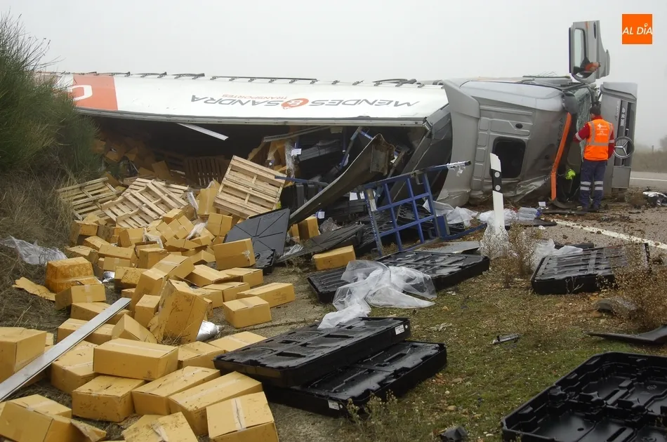 Foto 3 - Un camionero resulta milagrosamente ileso tras reventarle una rueda, saltar la mediana y volcar  