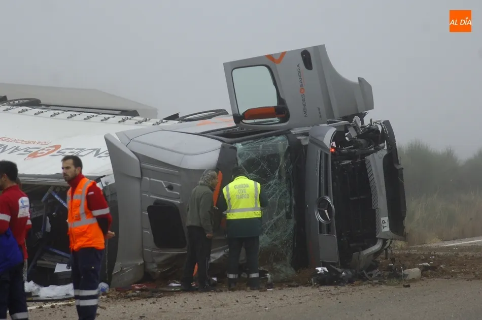 Foto 2 - Un camionero resulta milagrosamente ileso tras reventarle una rueda, saltar la mediana y volcar  