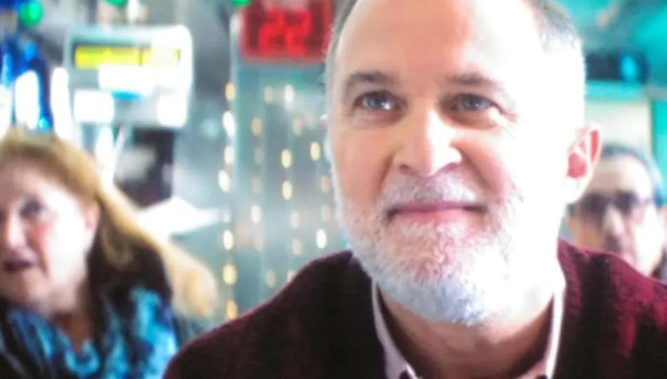 El protagonista del anuncio es Juan (Luis Bermejo), un cerrajero, a priori huraño y egoísta, se ve obligado a repetir el mismo día hasta entender que debe compartirlo