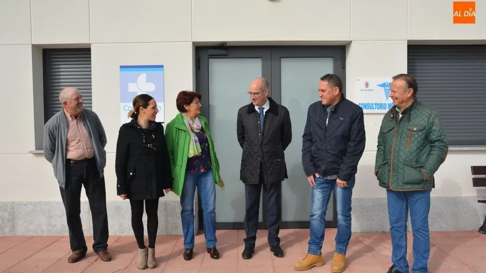 Javier Iglesias visita el centro médico de Santiz junto a la corporación municipal, la alcaldesa de Palacios y Román Hernández, diputado/ Foto: Lydia González