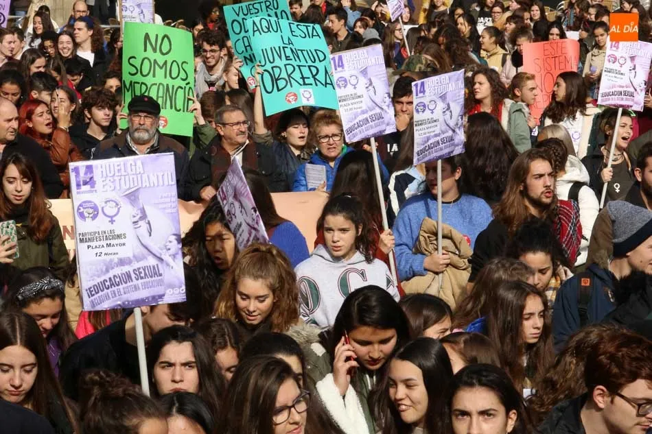 Foto 11 - Estudiantes salmantinos se manifiestan para exigir la eliminaci&oacute;n del machismo en las aulas