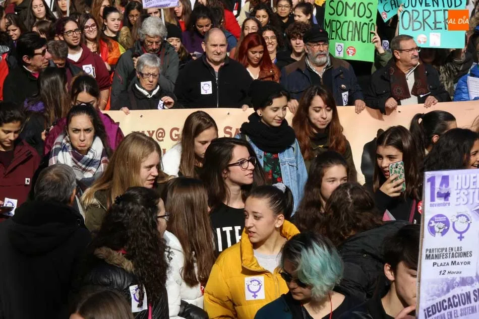 Foto 10 - Estudiantes salmantinos se manifiestan para exigir la eliminaci&oacute;n del machismo en las aulas