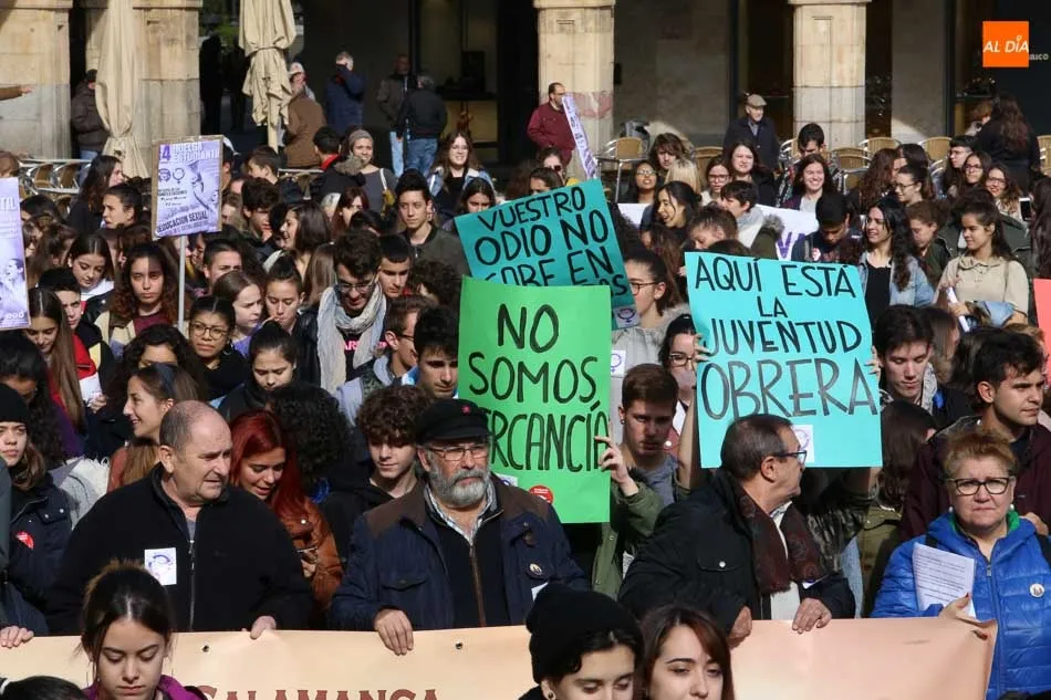 Foto 9 - Estudiantes salmantinos se manifiestan para exigir la eliminaci&oacute;n del machismo en las aulas