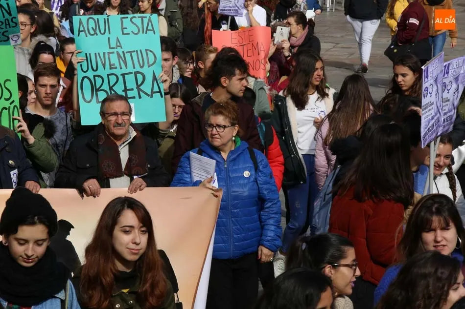 Foto 8 - Estudiantes salmantinos se manifiestan para exigir la eliminaci&oacute;n del machismo en las aulas