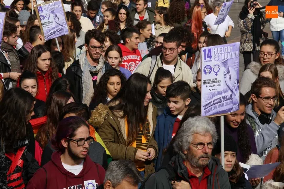 Foto 6 - Estudiantes salmantinos se manifiestan para exigir la eliminaci&oacute;n del machismo en las aulas